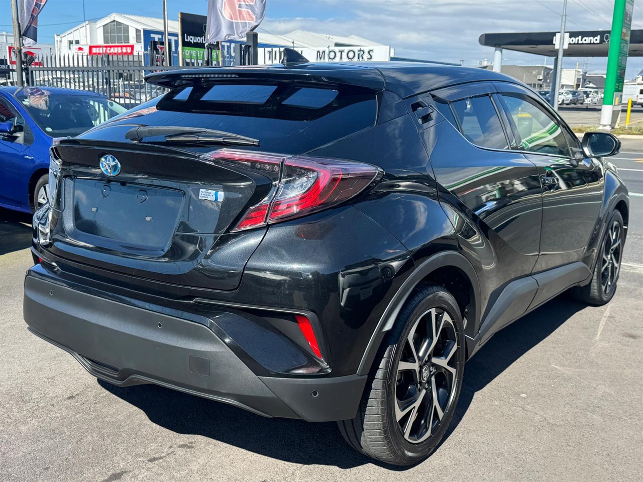2017 Toyota C-HR thumbnail