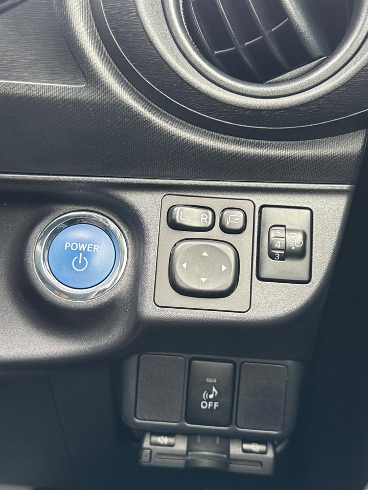 2014 Toyota Aqua thumbnail