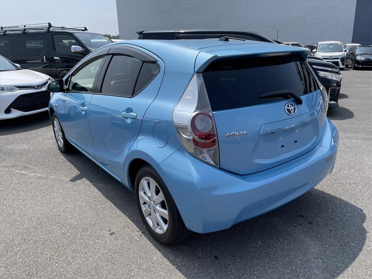 2014 Toyota Aqua thumbnail