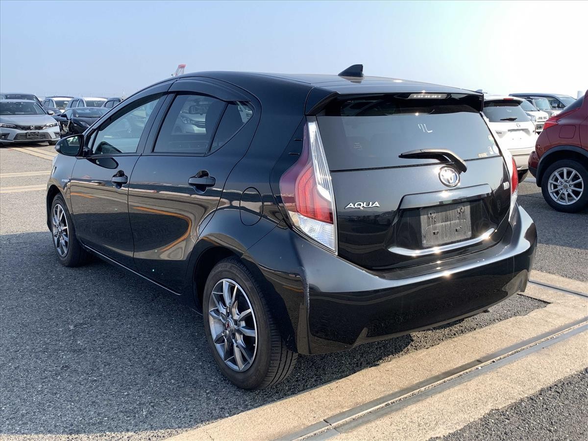 2015 Toyota Aqua thumbnail