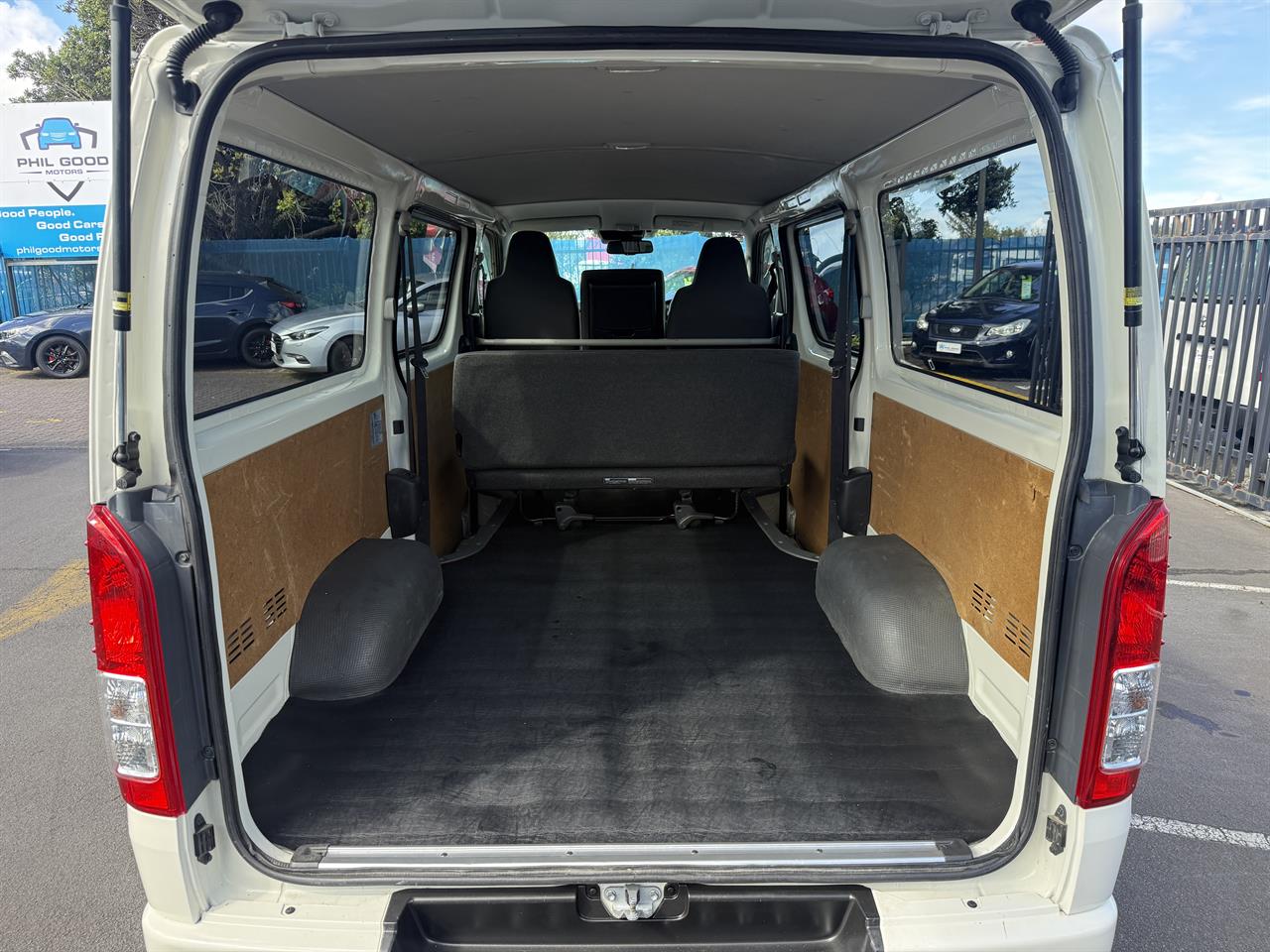 2020 Toyota Hiace thumbnail