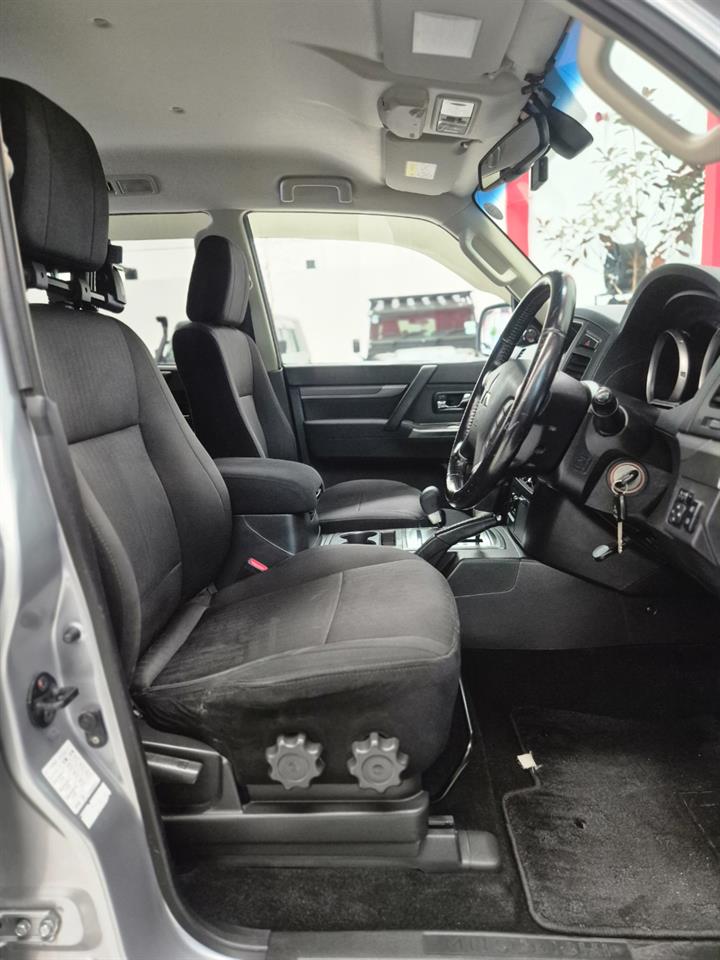 2013 Mitsubishi Pajero thumbnail