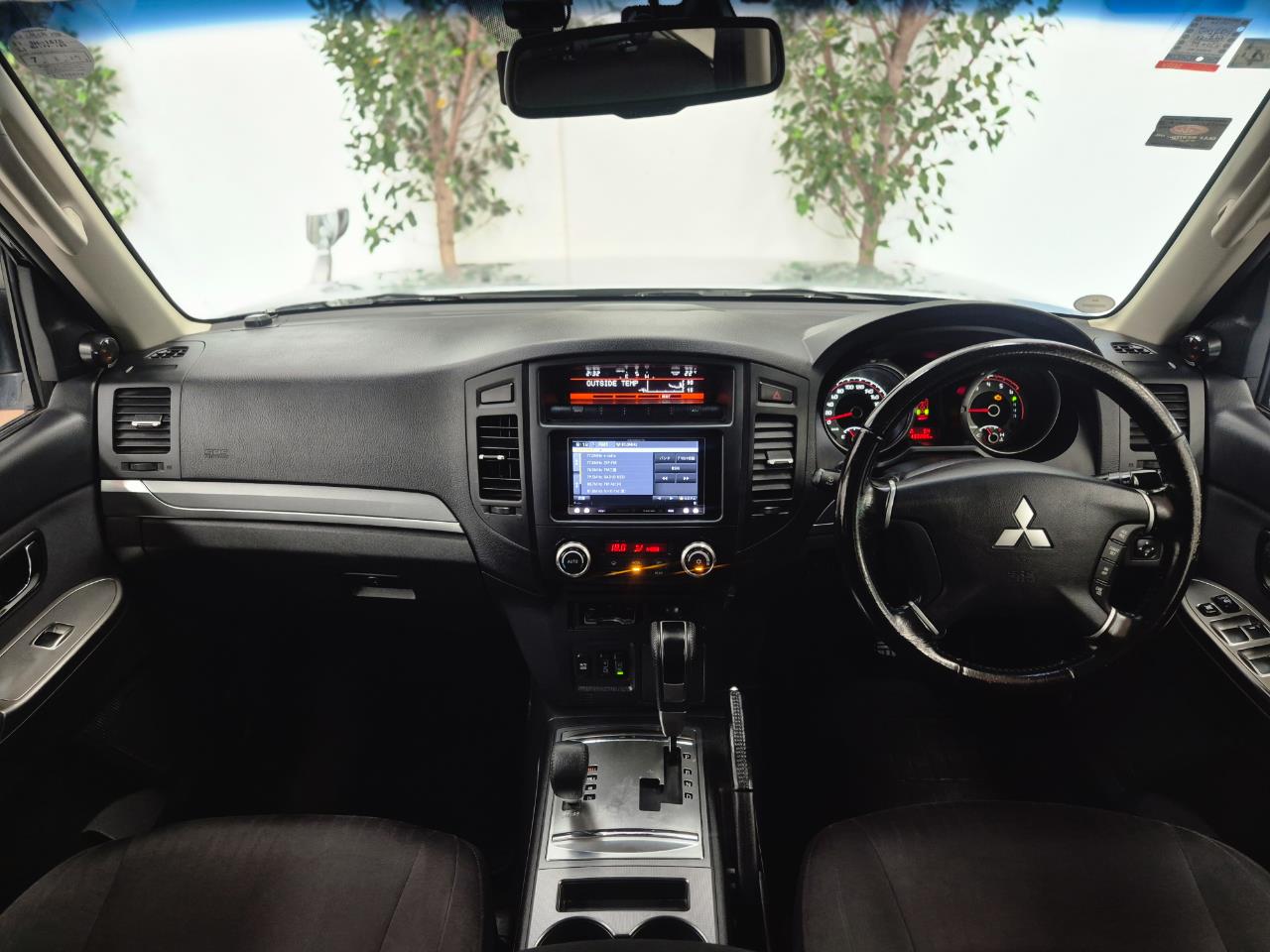2013 Mitsubishi Pajero thumbnail