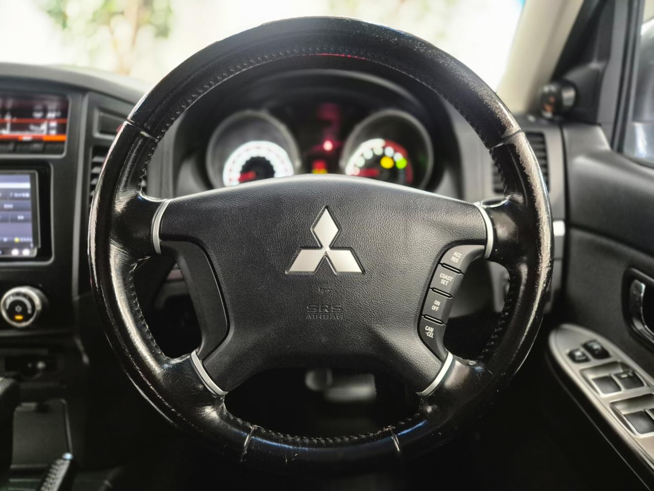 2013 Mitsubishi Pajero thumbnail