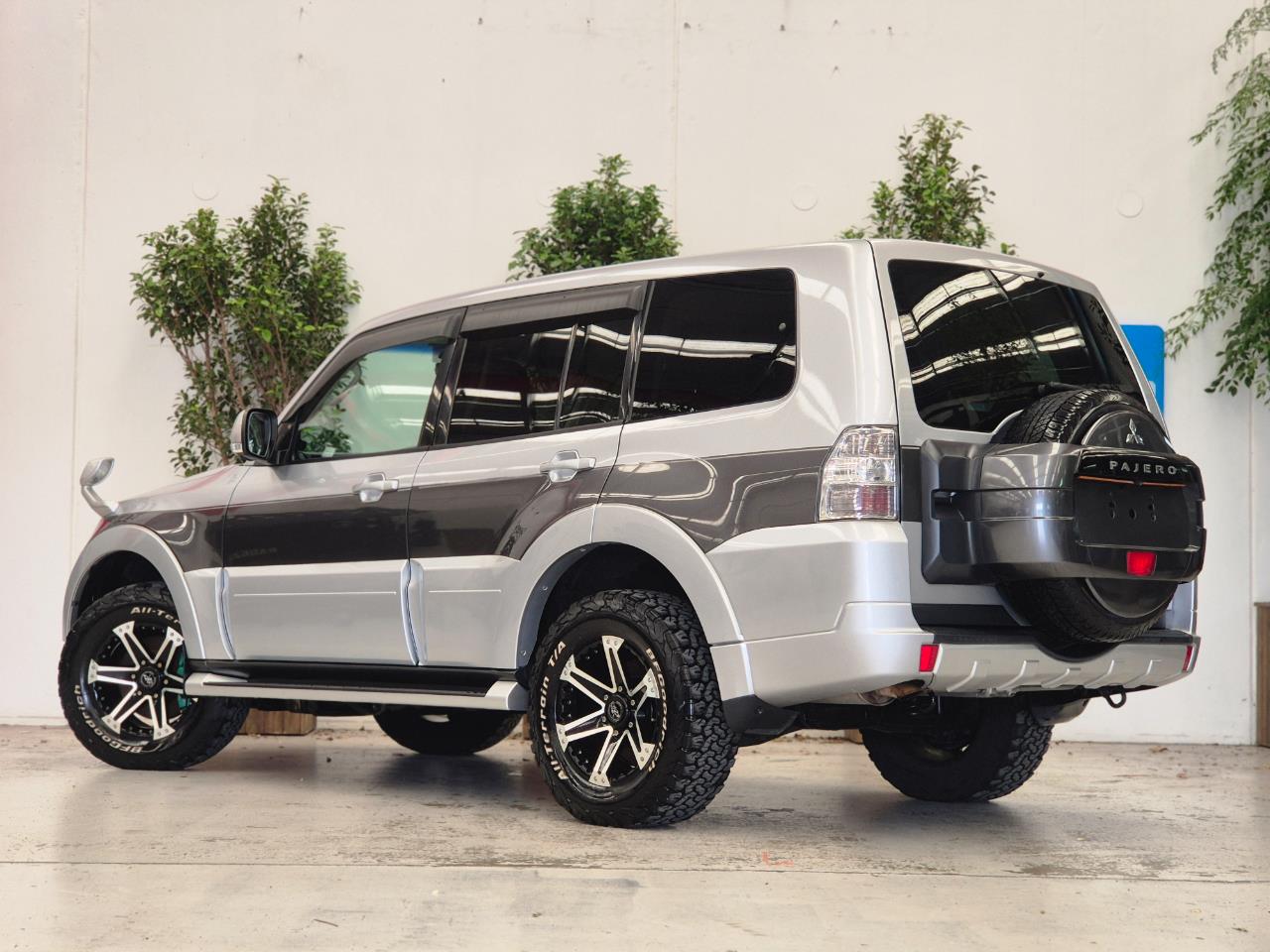 2013 Mitsubishi Pajero thumbnail