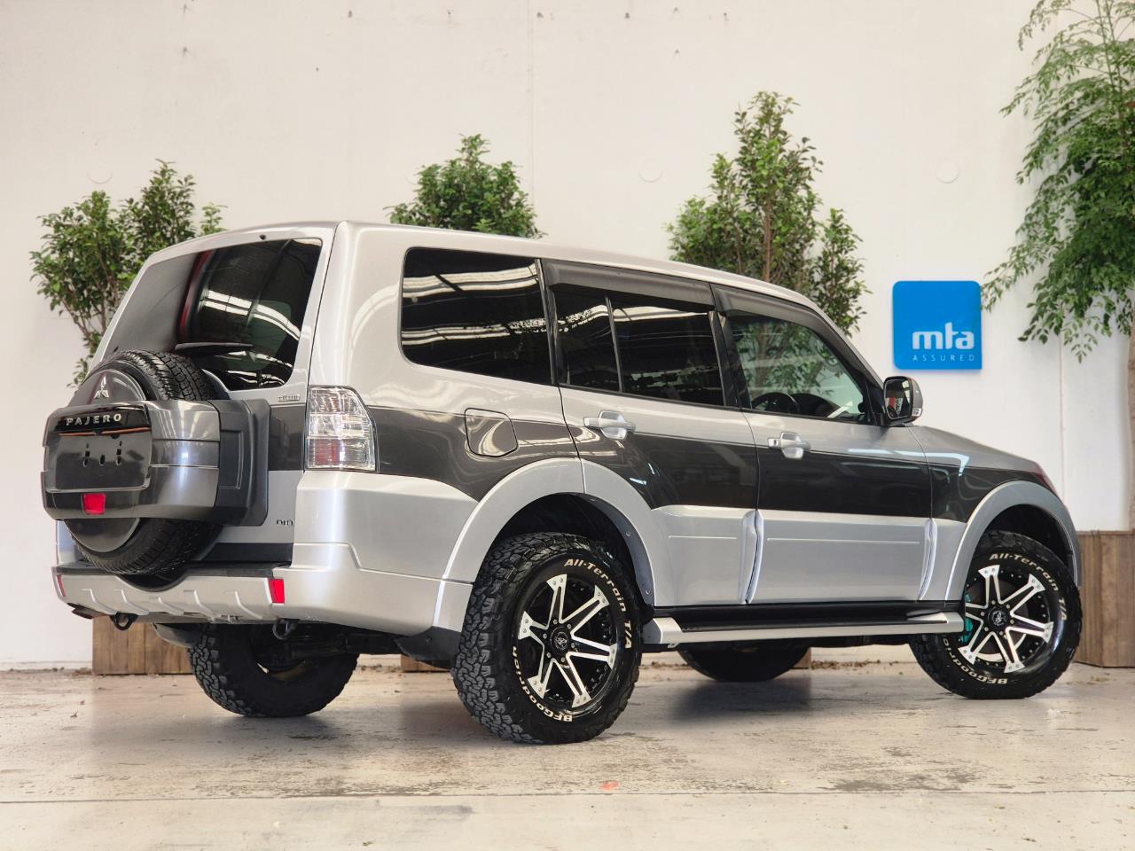 2013 Mitsubishi Pajero thumbnail