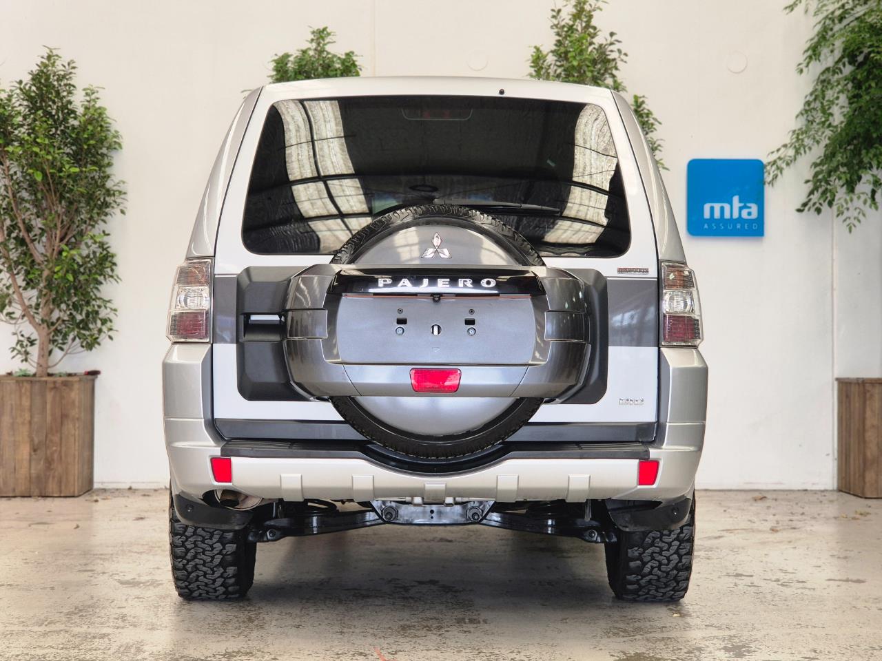 2013 Mitsubishi Pajero thumbnail