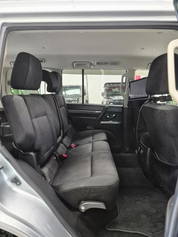 2013 Mitsubishi Pajero thumbnail