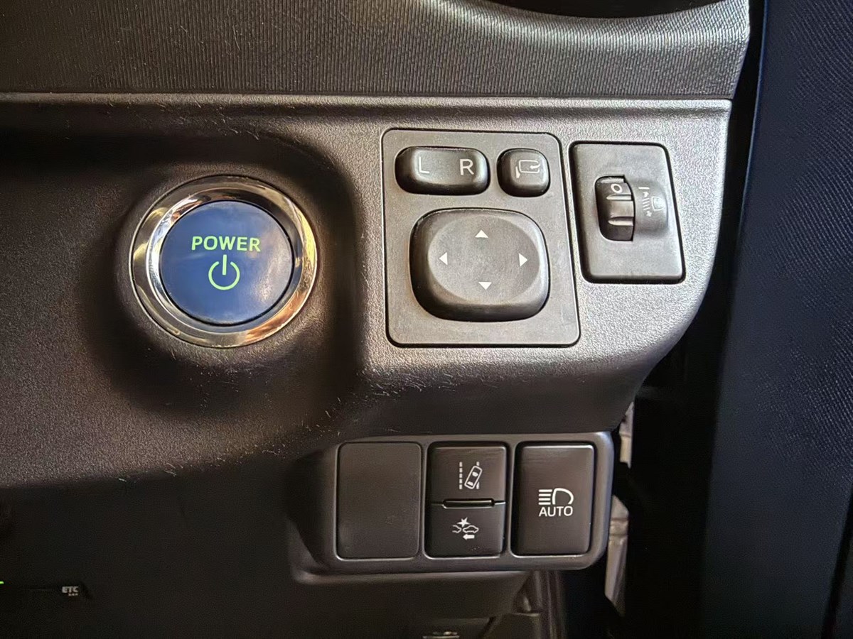 2016 Toyota Aqua thumbnail