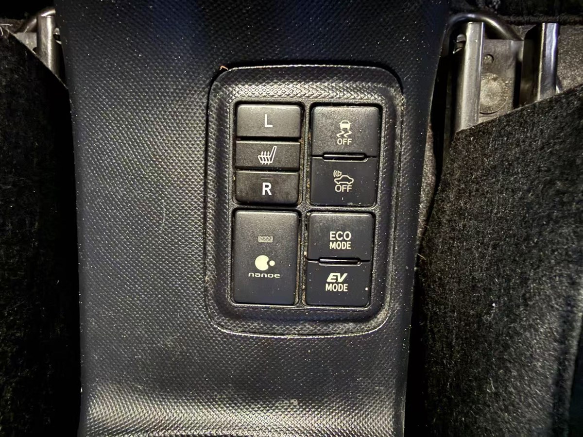 2016 Toyota Aqua thumbnail