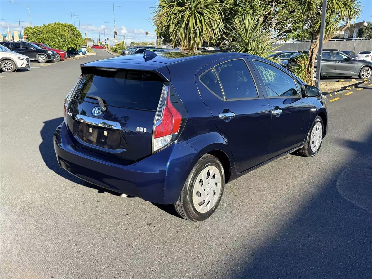 2016 Toyota Aqua thumbnail