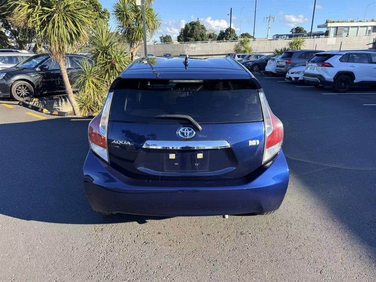 2016 Toyota Aqua thumbnail