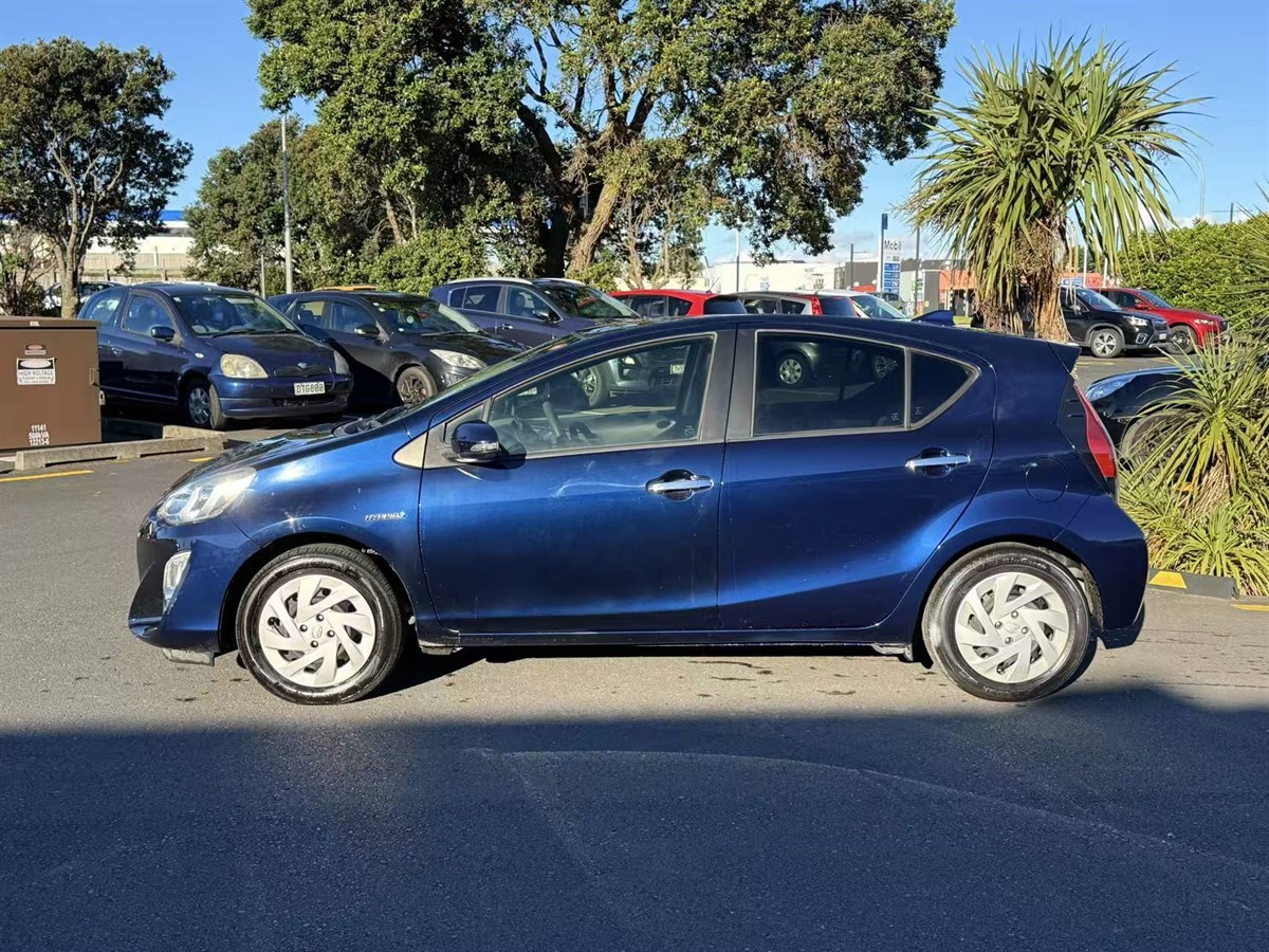 2016 Toyota Aqua thumbnail