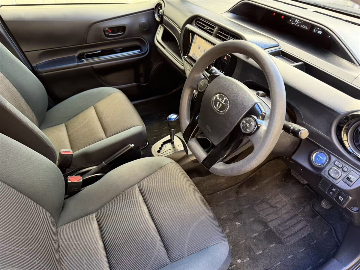 2016 Toyota Aqua thumbnail