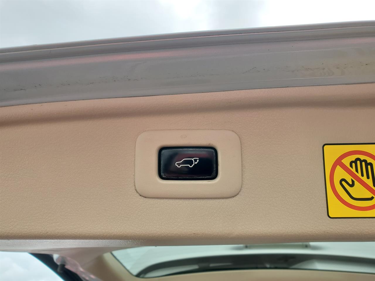 2012 Toyota Alphard thumbnail