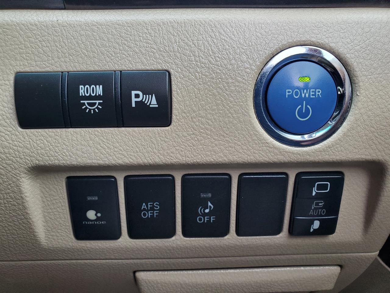 2012 Toyota Alphard thumbnail