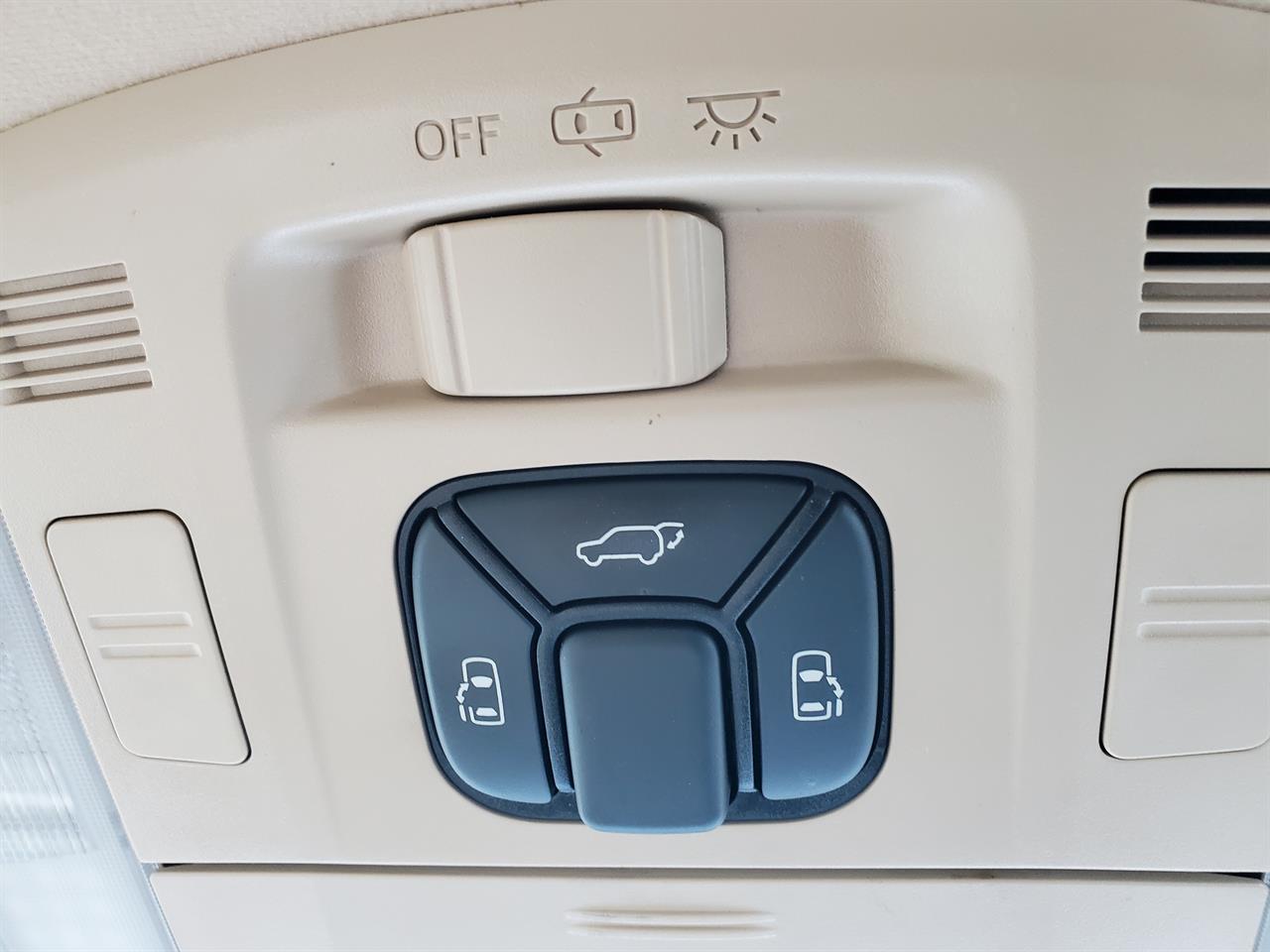 2012 Toyota Alphard thumbnail