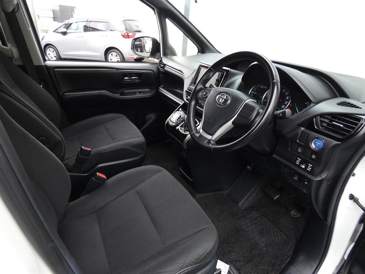 2015 Toyota Esquire thumbnail