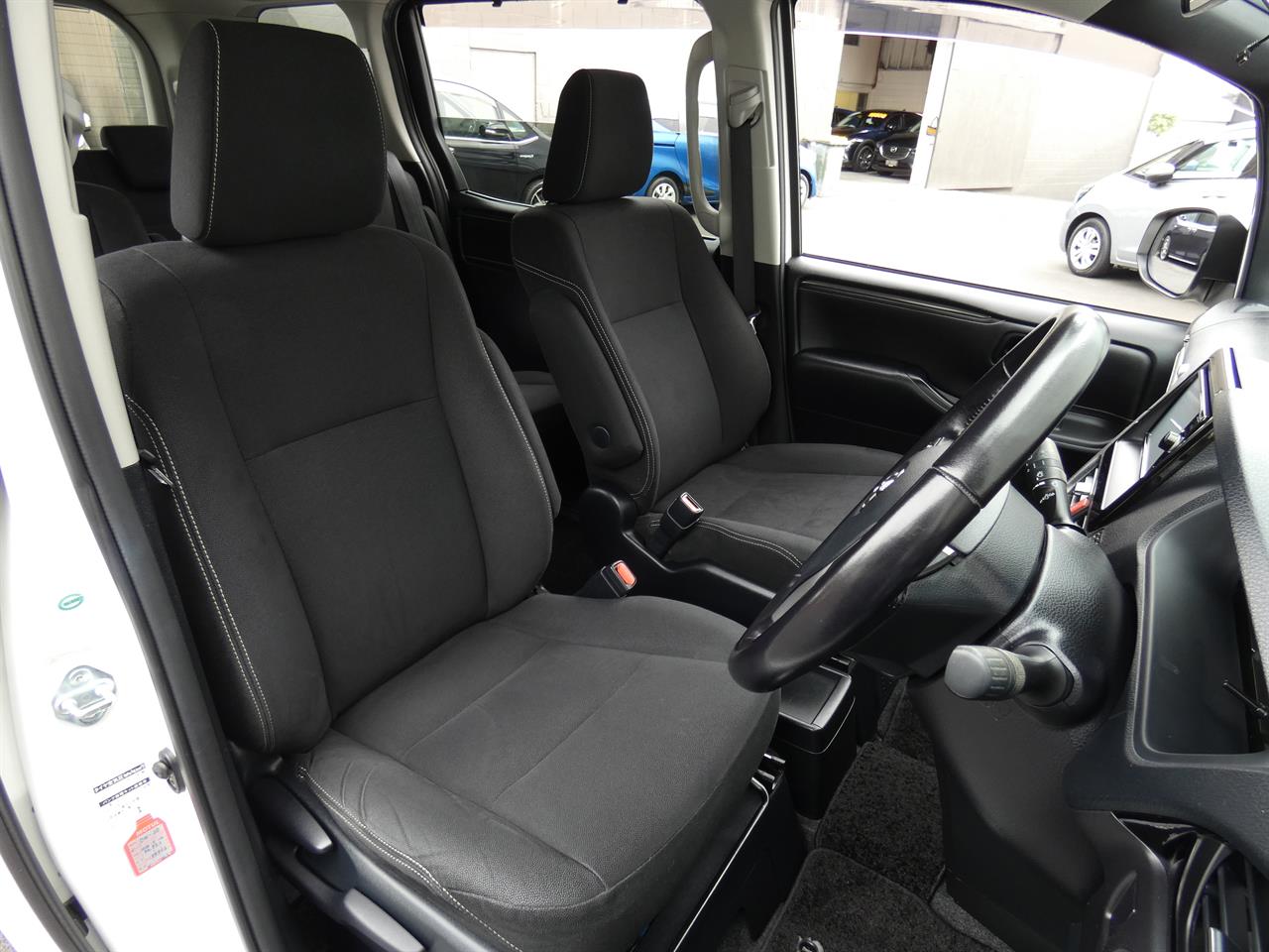 2015 Toyota Esquire thumbnail