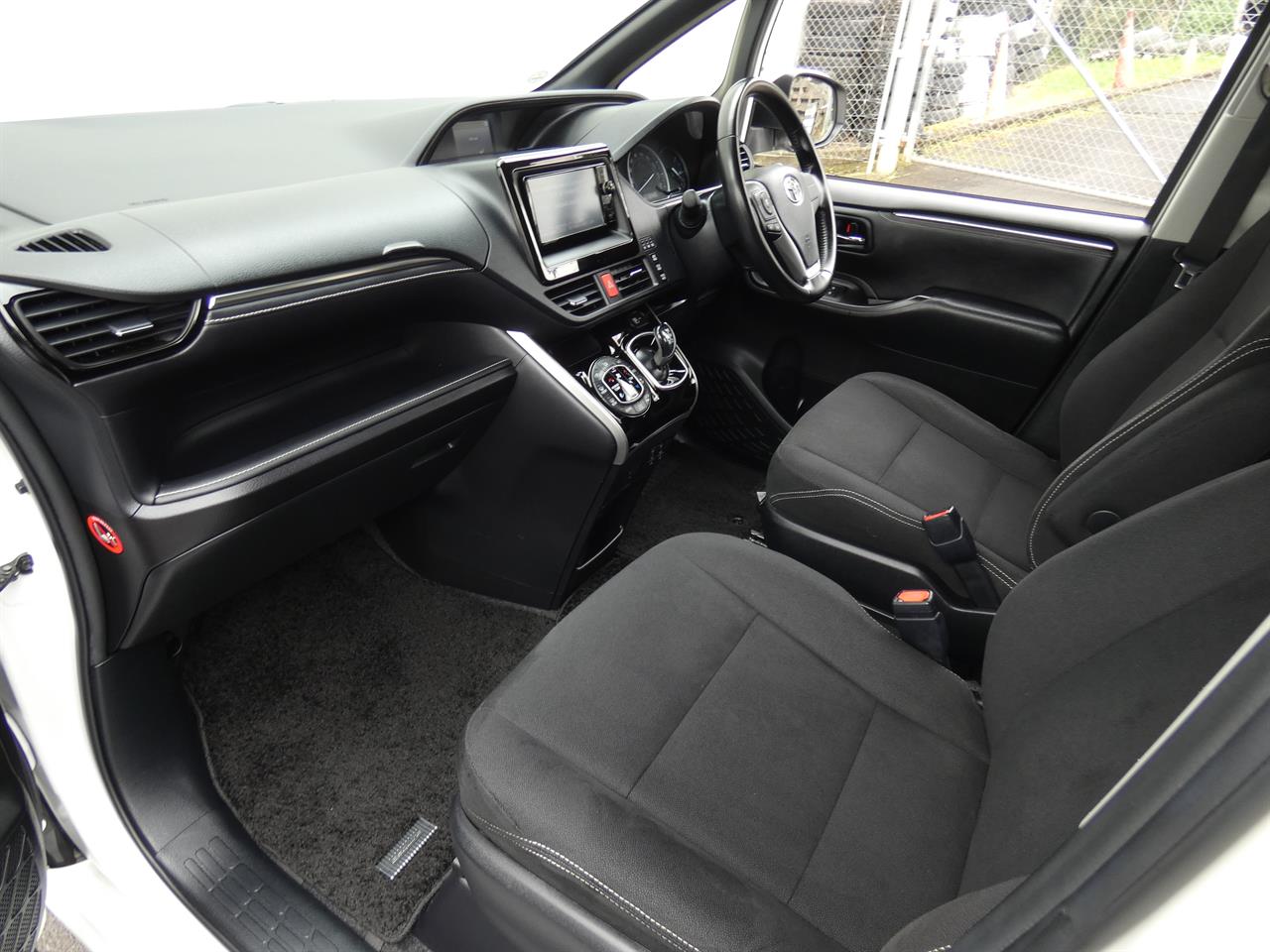 2015 Toyota Esquire thumbnail