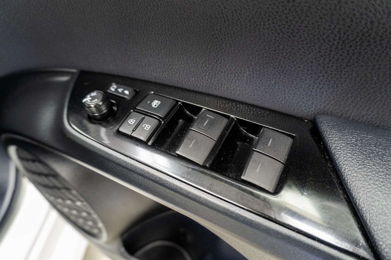 2019 Toyota Prius thumbnail