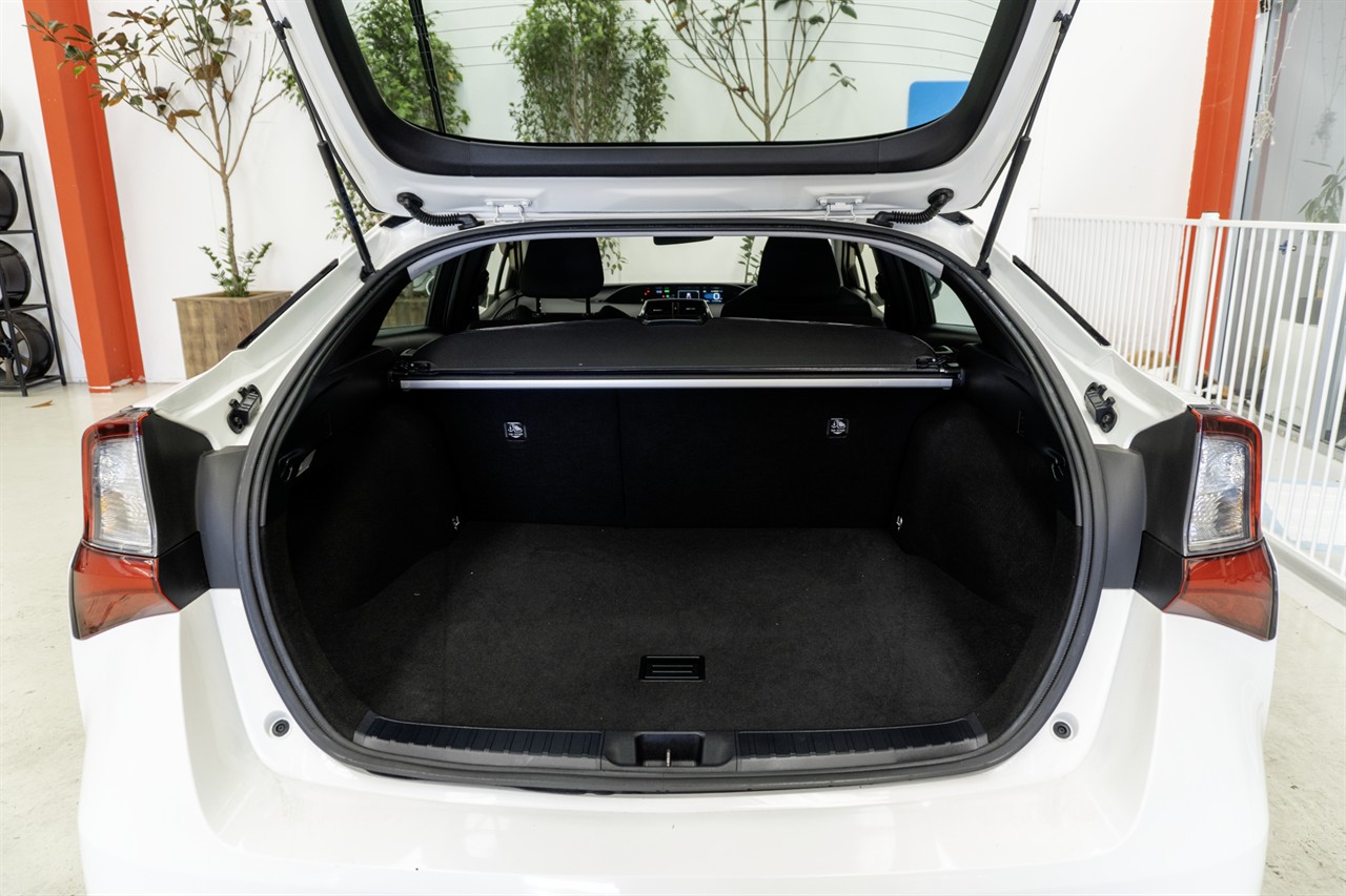 2019 Toyota Prius thumbnail