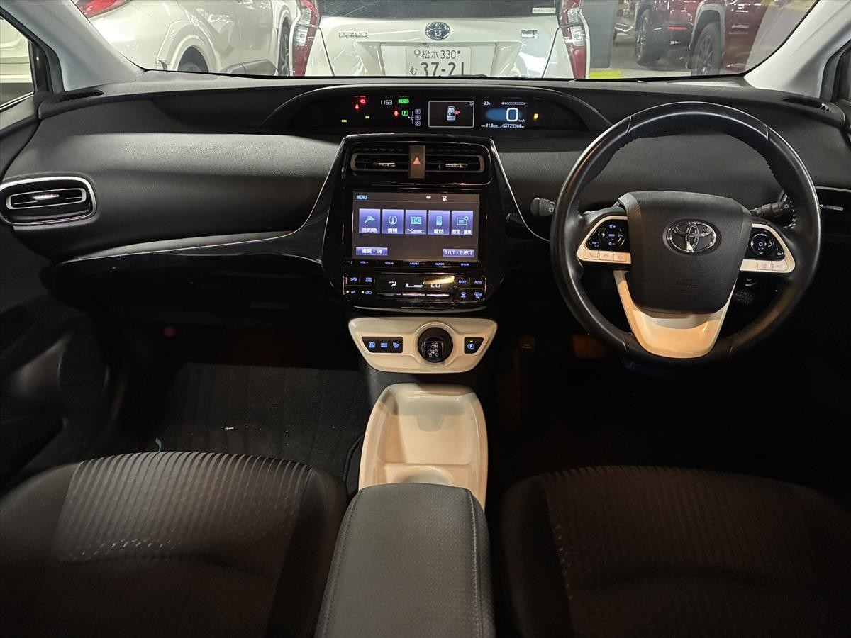 2016 Toyota Prius thumbnail