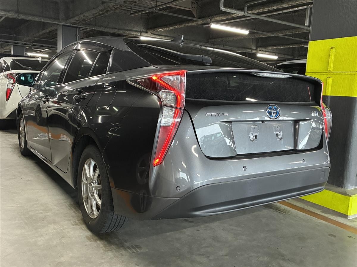 2016 Toyota Prius thumbnail