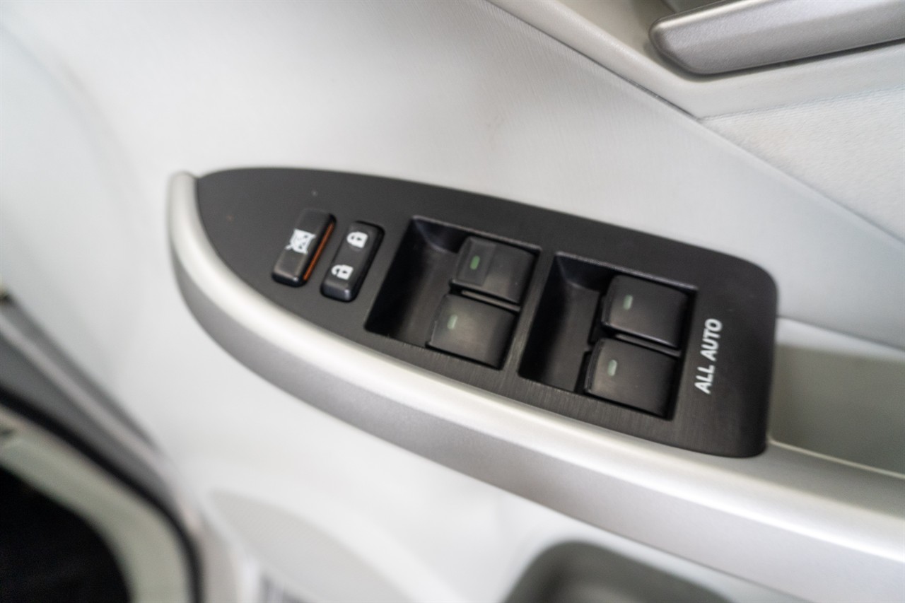 2013 Toyota Prius thumbnail