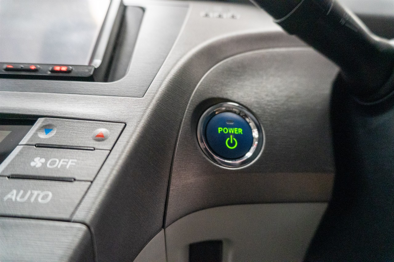 2013 Toyota Prius thumbnail
