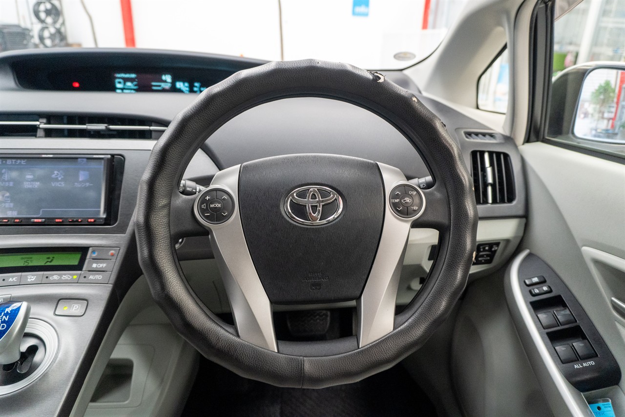 2013 Toyota Prius thumbnail