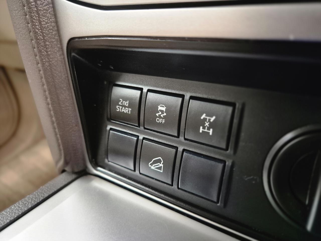 2018 Toyota Landcruiser thumbnail