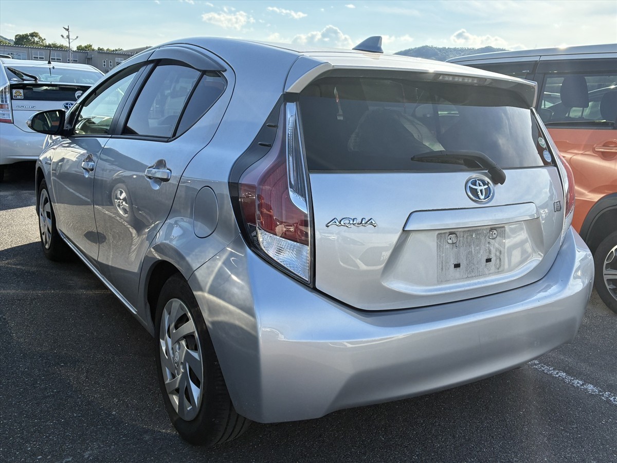 2015 Toyota Aqua thumbnail