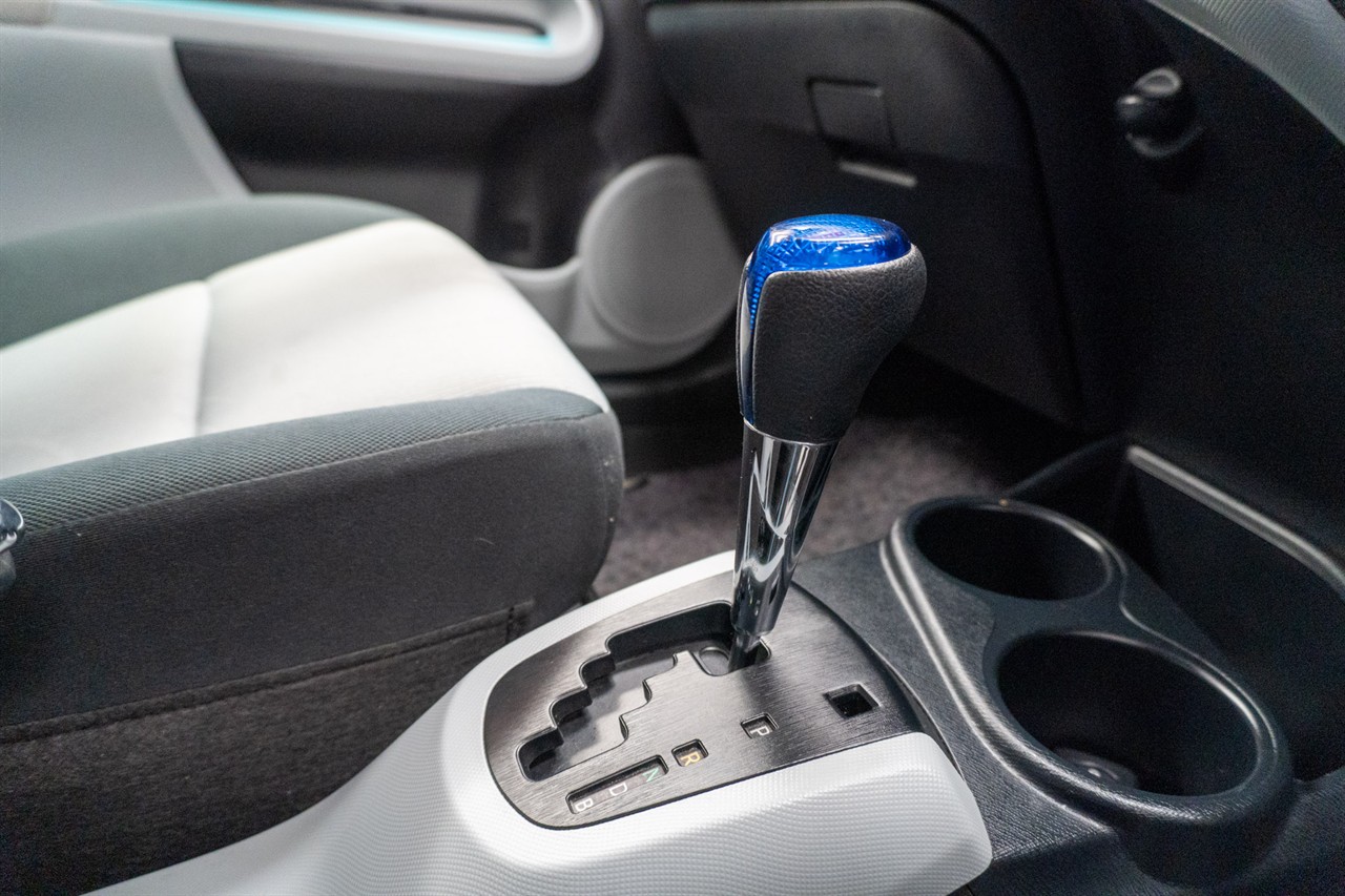 2012 Toyota Aqua thumbnail