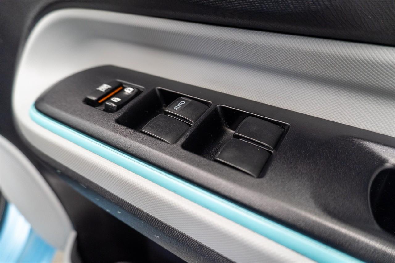 2012 Toyota Aqua thumbnail