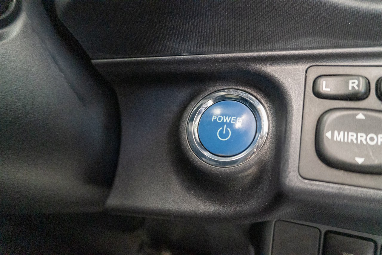 2012 Toyota Aqua thumbnail