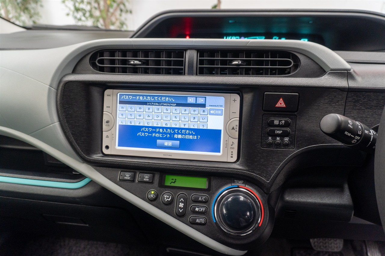 2012 Toyota Aqua thumbnail