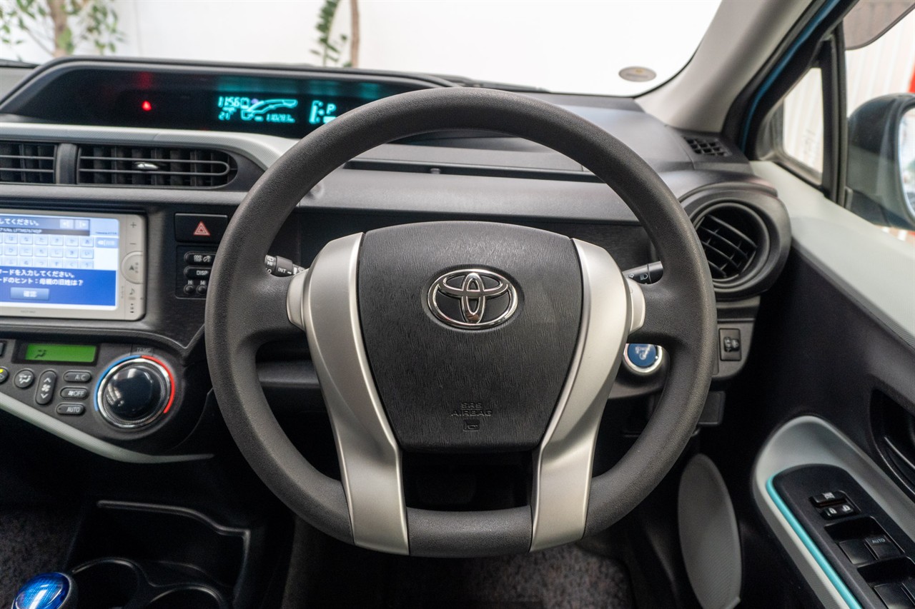 2012 Toyota Aqua thumbnail