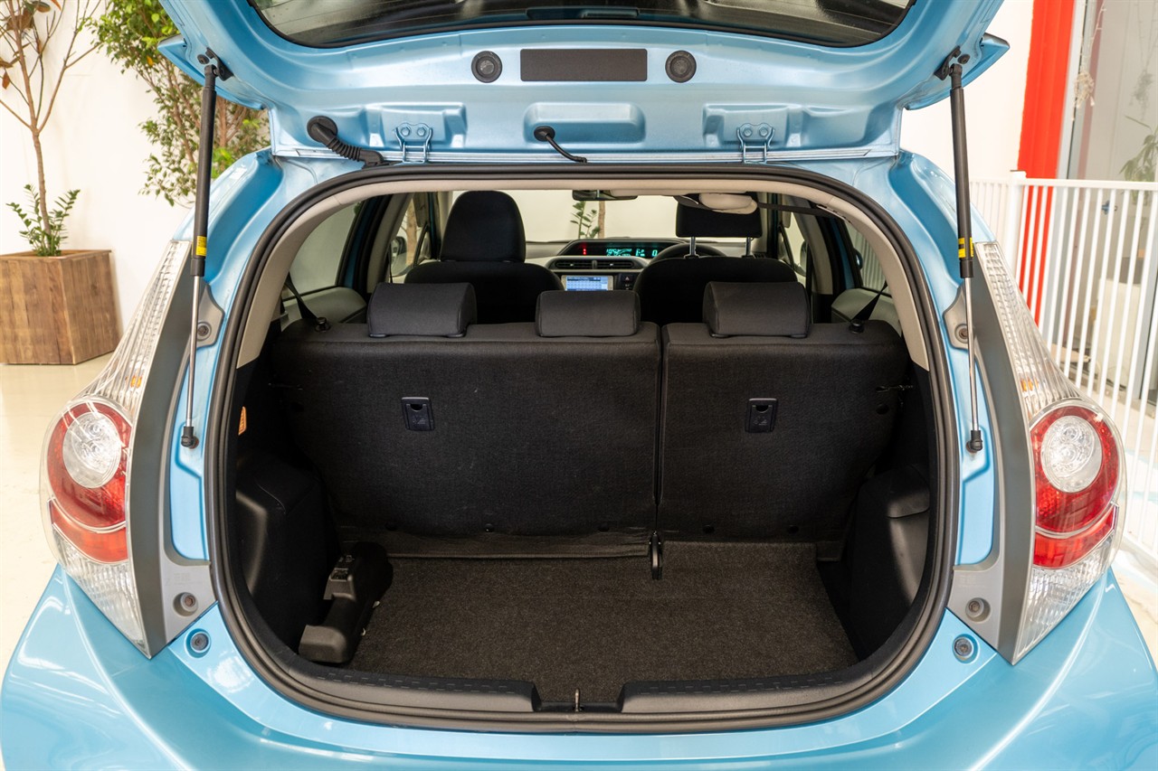 2012 Toyota Aqua thumbnail