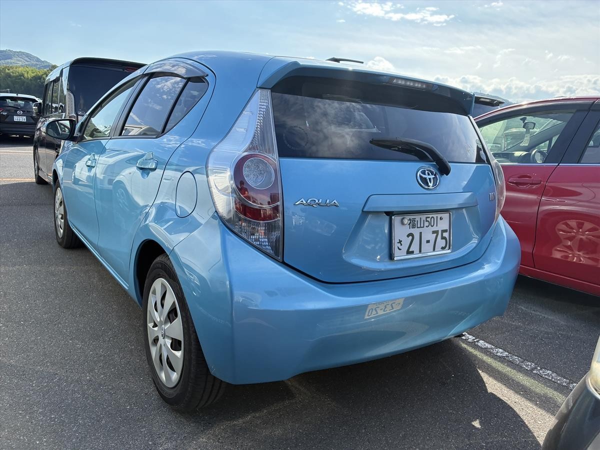 2013 Toyota Aqua thumbnail