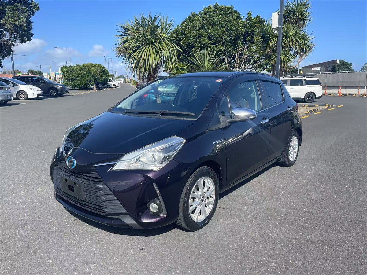 2017 Toyota Vitz thumbnail