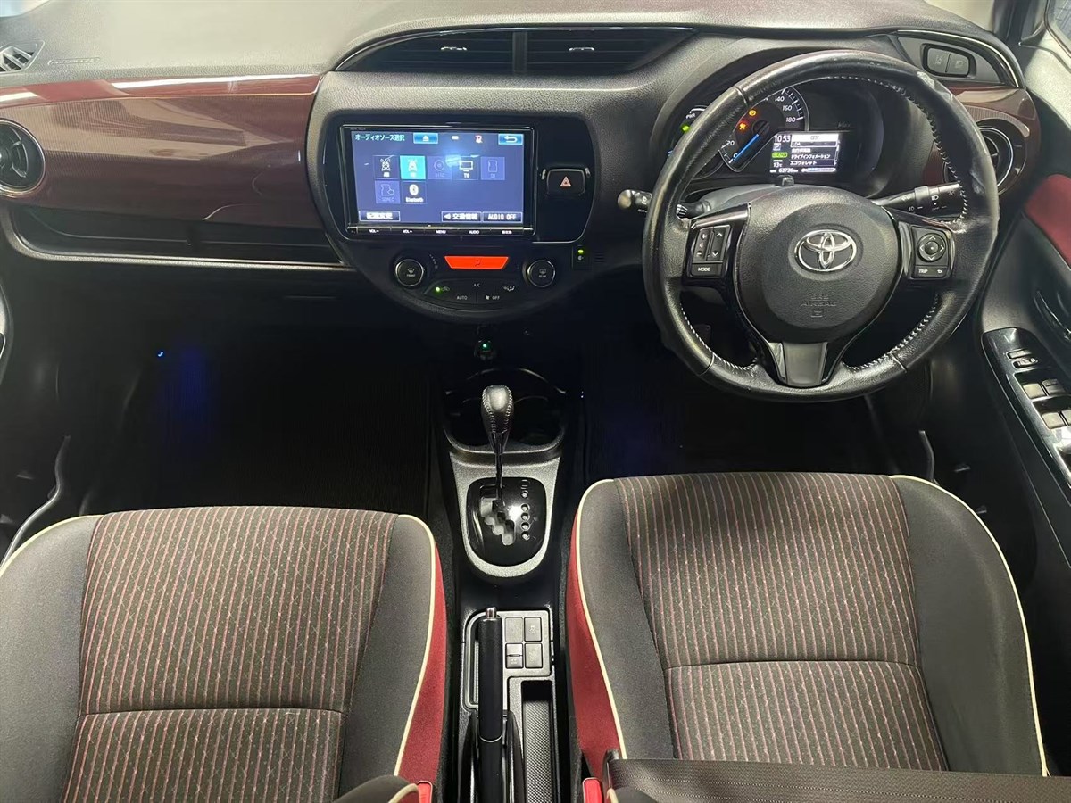 2017 Toyota Vitz thumbnail