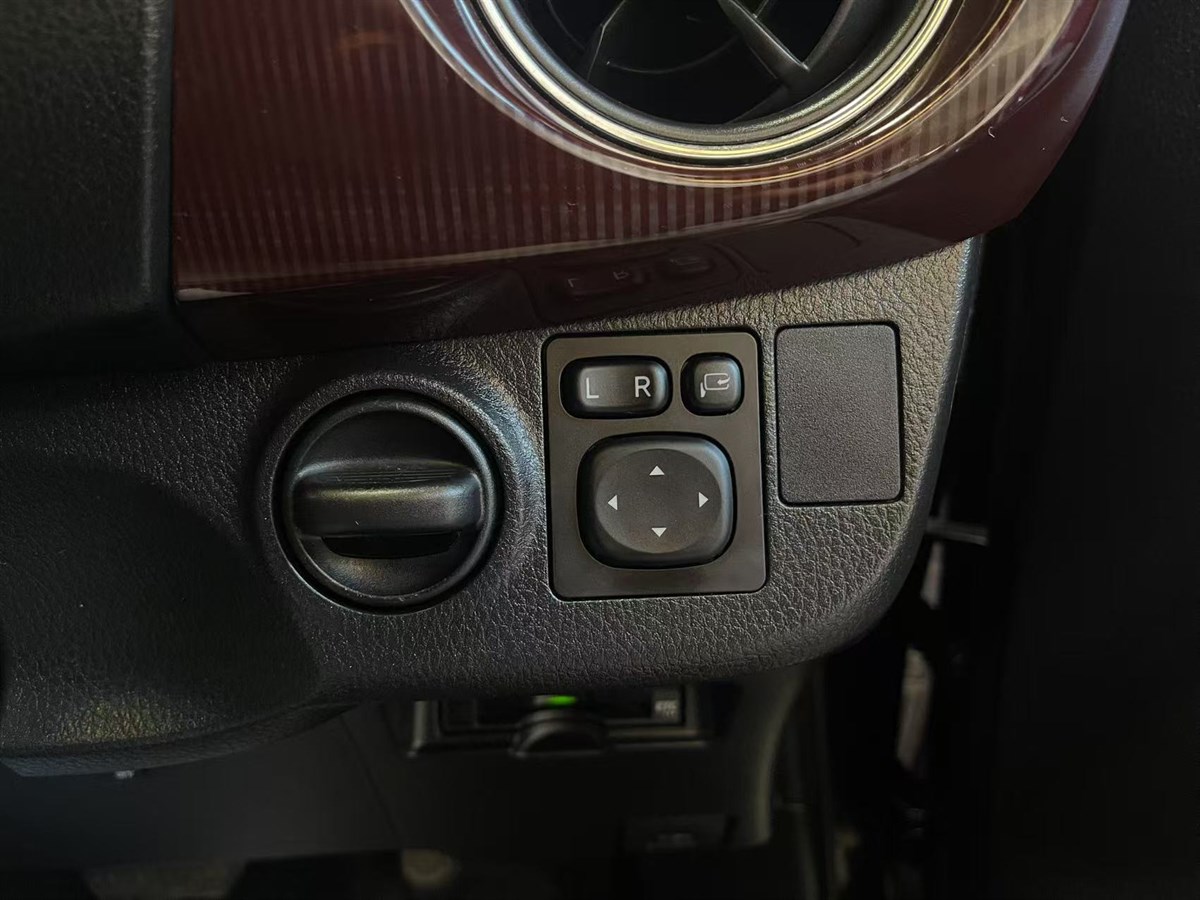 2017 Toyota Vitz thumbnail