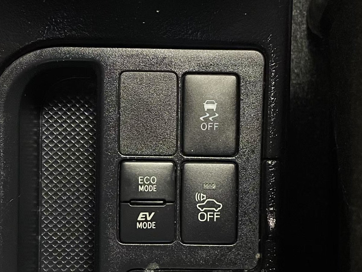 2017 Toyota Vitz thumbnail