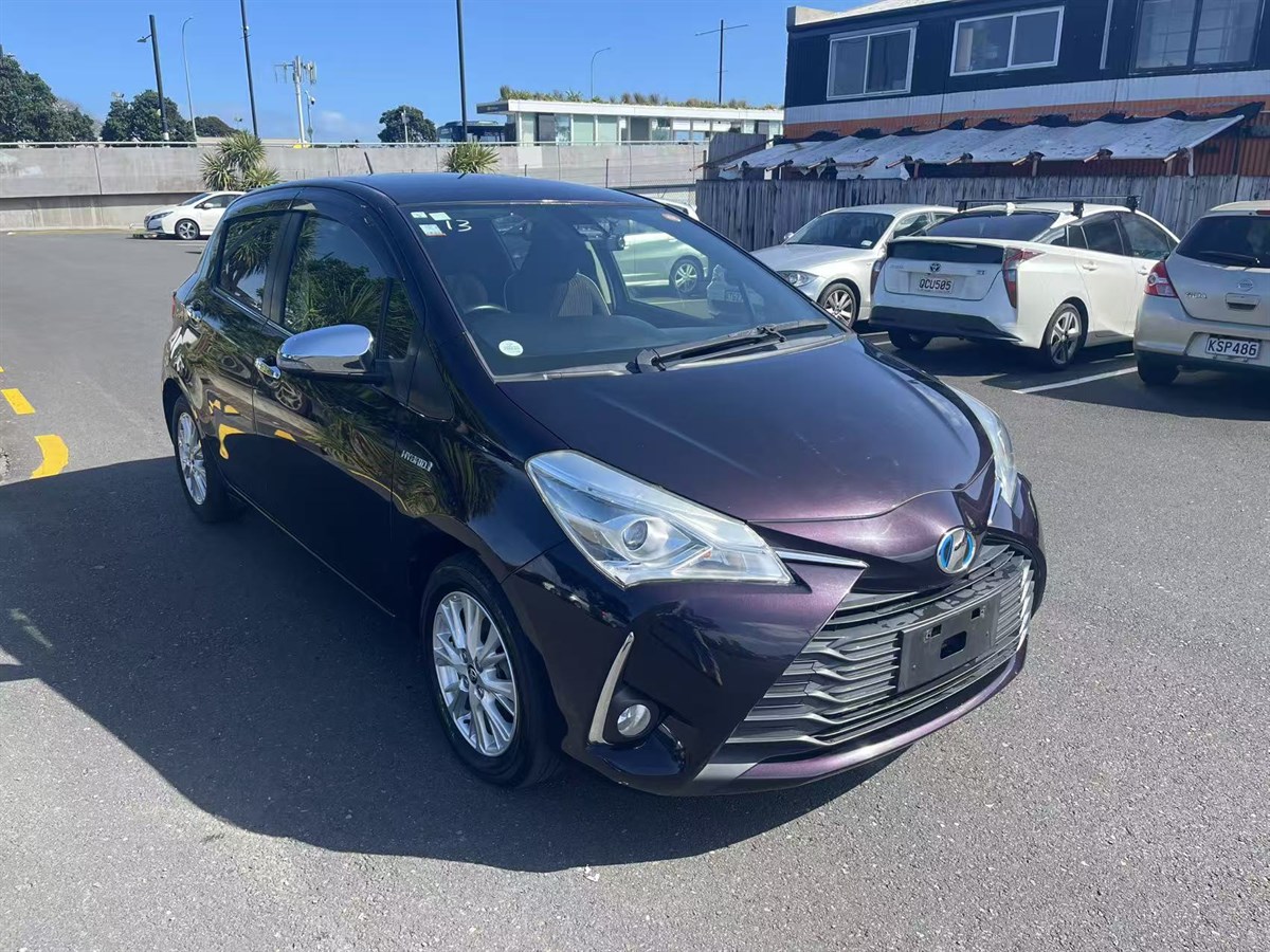 2017 Toyota Vitz thumbnail