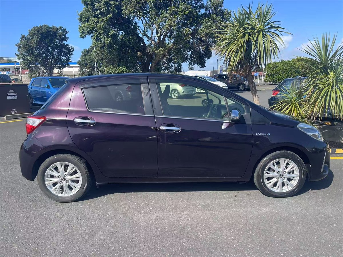 2017 Toyota Vitz thumbnail