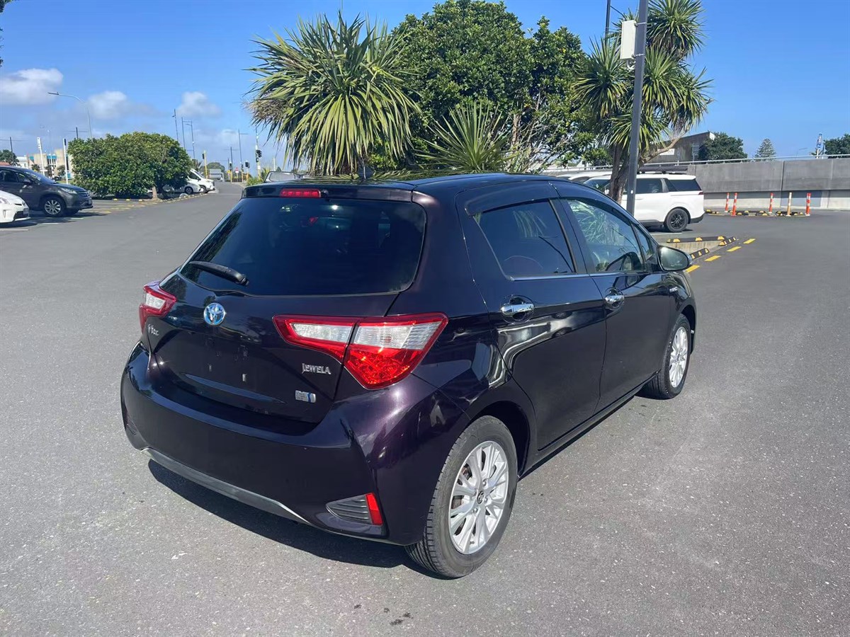 2017 Toyota Vitz thumbnail