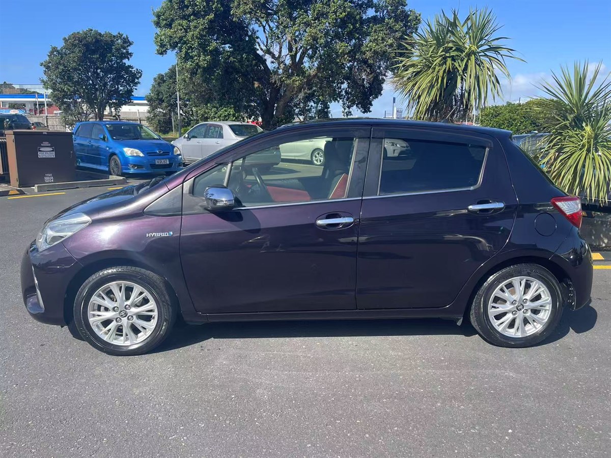 2017 Toyota Vitz thumbnail