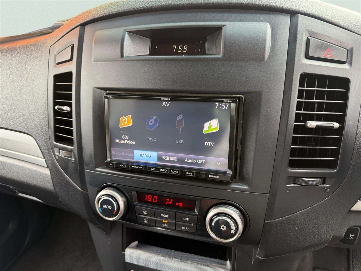 2013 Mitsubishi Pajero thumbnail