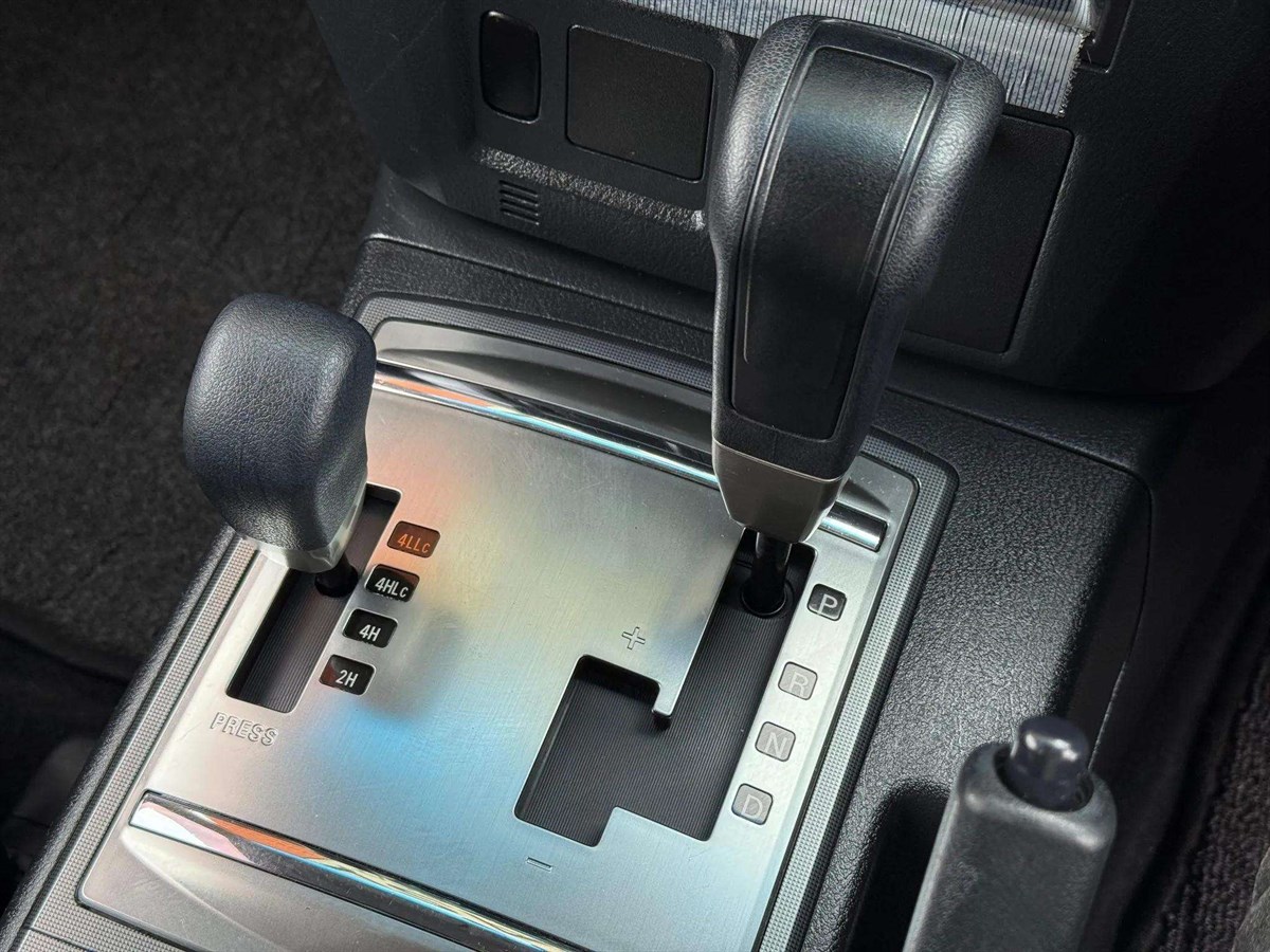 2013 Mitsubishi Pajero thumbnail